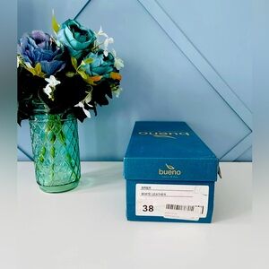 Size 8 Woman’s Bueno Genuin Leather Flat Sandals